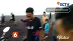 Sebuah mobil wisatawan di Banyuwangi terjun hingga terbalik di pinggir Pantai Blimbingsari. Sebelum terjun, mobil tersebut menabrak dua sepeda motor yang sedang parkir.