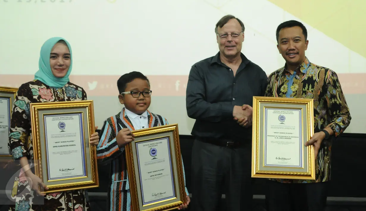 USA President Record Holders Republic, David Adamovich (kedua kiri) memberikan Official World Record Certificate kepada Menpora Imam Nahrawi di Auditorium Kemenpora, Jakarta, Kamis (14/11). (Liputan6.com/Helmi Fithriansyah)