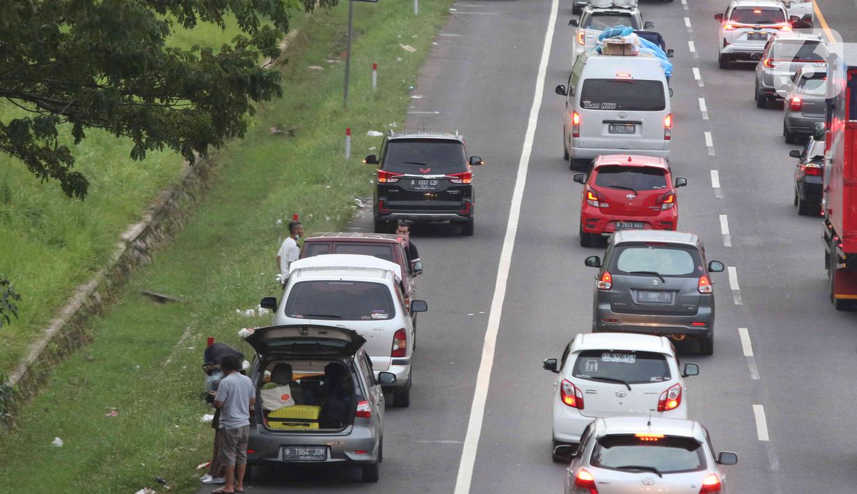<p>Kendaraan pemudik berhenti untuk istirahat di tepian ruas jalan tol Cikopo-Palimanan, Jawa Barat, Kamis (28/4/2022). Ruas jalan tol yang mengalami peningkatan menyebabkan sebagian pemudik memilih untuk beristirahat di tepi jalan tol meski hal tersebut melanggar pertaturan yang berlaku. (Liputan6.com/Herman Zakharia)</p>