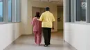 Presiden ke-6 RI Susilo Bambang Yudhoyono atau SBY (kanan) berjalan bersama sang istri Ani Yudhoyono yang tengah menjalani pengobatan di National University Hospital, Singapura. (Liputan6.com/HO)