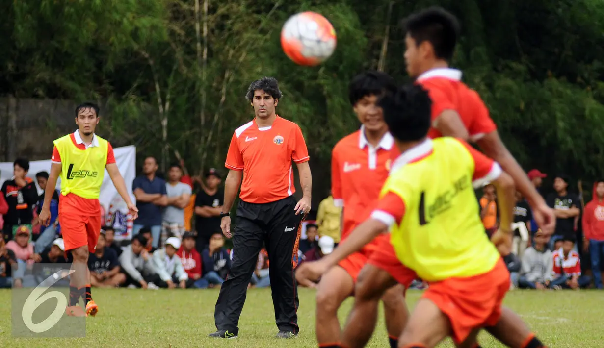 Pelatih Persija Jakarta, Stefano Cugurra Teco (kedua kiri) memimpin latihan di National Youth Training Centre, Sawangan, Depok, Selasa (24/1). Latihan ini bagian persiapan mengarungi kompetisi musim 2017. (Liputan6.com/Helmi Fithriansyah)  
