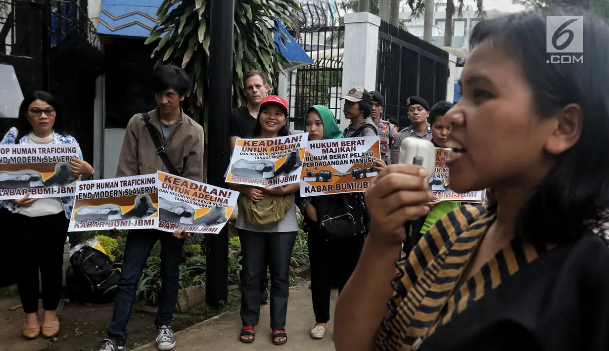 Massa Kabar Bumi dan JBMI berunjuk rasa menuntut keadilan untuk TKI Adelina Sau di depan Kedutaan Besar Malaysia, Jakarta, Senin (29/4/2019). Mereka mengecam pembebasan majikan Adelina Sau yang diduga telah melakukan penyiksaan hingga menyebabkan kematian. (Liputan6.com/JohanTallo)