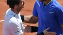 Andy Murray bersalaman dengan Karen Khachanov usai pertandingan di turnamen Prancis Terbuka di stadion Roland Garros, di Paris, Prancis (5/6). Murray meraih kemenangan 6-3, 6-4, 6-4. (AFP Photo/Olivier Morin)