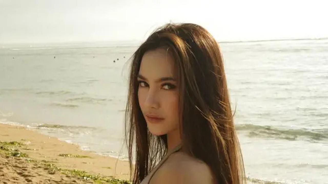 4 Potret Mahalini Raharja Pakai Tampil Effortless Pakai Tank Top Earth Tone saat Pulang Kampung ke Bali
