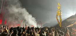 Kemunculan patung raksasa, dancer bertopeng, hingga permainan laser menjadi bagian dari pembuka konser yang mencuri perhatian. (Foto/Dok: FIMELA.COM)