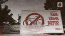 Sebuah spanduk bertuliskan “Area Bebas Sepeda” terlihat di ring road kompleks Gelora Bung Karno, Senayan, Jakarta, Jumat (6/11/2020). Manajemen GBK membatasi jumlah sepeda yang masuk ke area itu dikarenakan kebijakan Pembaharuan Tata Tertib dan Protokol Kesehatan. (Liputan6.com/Johan Tallo)