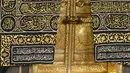 Ribuan umat muslim berusaha memegang pintu Ka'bah saat melaksanakan puasa di Mekkah, Arab Saudi, (8/6). (REUTERS/Faisal Al Nasser)