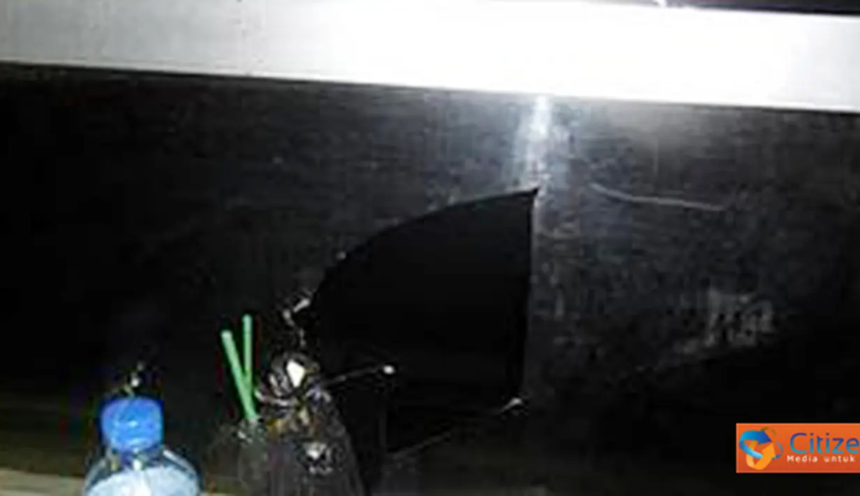 Citizen6, Bekasi: Gerbong Kelas Eksekutif yang terletak dibagian gerbong terdepan terkena dan mengakibatkan kerusakan kaca hingga berlobang selebar telapak tangan. Namun tidak ada korban dari penumpang KA. (Pengirim: Ebenezer Sihotang) 