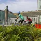 Sejumlah pesepeda meintas di kawasan Bundaran HI, Jakarta, Minggu (3/01/2021). Selama pandemi, aktivitas bersepeda sangat digemari sebagai alternatif berolahraga. (Liputan6.com/Herman Zakharia)