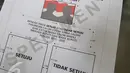 Contoh surat suara untuk Pilkada Serentak di Gedung KPU, Jakarta, Rabu (11/11). KPU akan mencetak surat suara dari jumlah DPT sebanyak 295 Kabupaten/Kota sejumlah 96.165.966 pemilih ditambah dua persen surat suara cadangan. (Liputan6.com/Faizal Fanani)