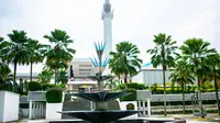 Suasana Lingkungan Masjid Negara, Kuala Lumpur/The Simple Travel/Unsplash.