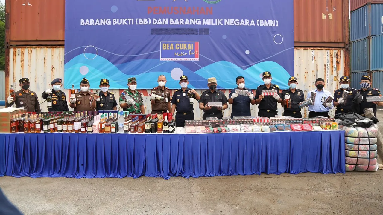 Bea Cukai melaksanakan pemusnahan atas barang ilegal hasil penindakan Direktorat Penindakan dan Penyidikan periode 2018-2021 di Cikarang. (Dok Bea Cukai)