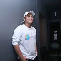 Presenter yang bertubuh tinggi besar, Gilang Dirga kembali terjun ke dunia peran. Kali ini, lelaki yang dikenal sebagai presenter itu bermain dalam film bergenre drama religi berjudul Surau dan Silek. (Nurwahyunan/Bintang.com)