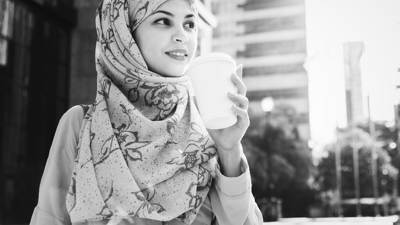 8 Inspirasi Gamis Polos dengan Hijab Motif, Padu Padan Fashion Favorit para Muslimah