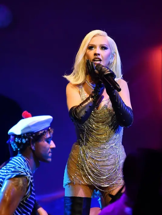 Pada potret yang diunggah sang desainer di Instagram, tampak Christina Aguilera mengenakan gaun H-Line Sequin dengan glittery chain yang merupakan custom piece dari koleksi Minuit.  [@mryogiepratama]