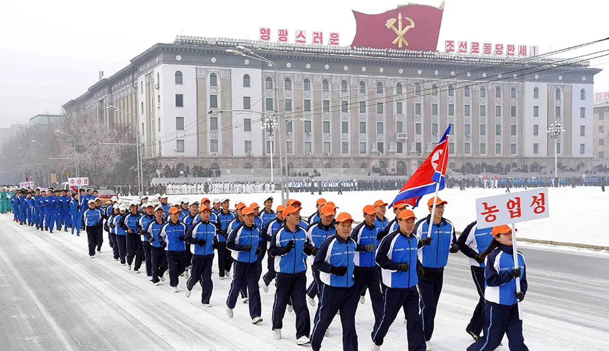 Warga Korea Utara mengikuti hari olahraga nasional di Pyongyang, Minggu (10/1/2016). (Yonhap News Agency/EPA)