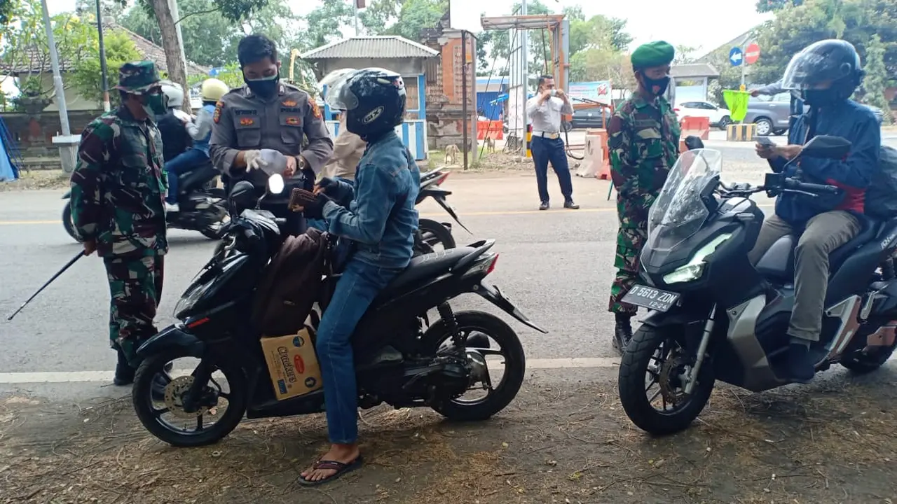 Dandim Jembrana, Letkol Inf Hasrifuddin Haruna saat Memimpin Sidak Warga yang Hendak Masuk Bali