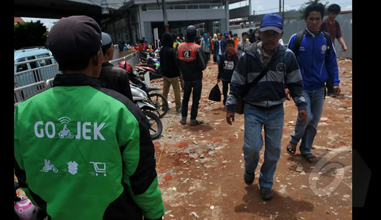Sejumlah  Tukang ojek yang biasa mengetem di bahu jalan samping Stasiun Tanah Abang Kini harus pindah ke lahan baru yang disediakan oleh Dinas Perhubungan DKI Jakarta, Jakarta Pusat, Jumat (6/2/2014). (Liputan6.com/JohanTallo)