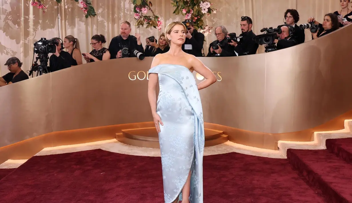 Sementara itu, Jessie Buckley tampil segar dalam gaun strapless sutra biru muda bermotif halus, mewakili sisi ringan dan puitis dari visi Anderson.  [Dok/DIOR].