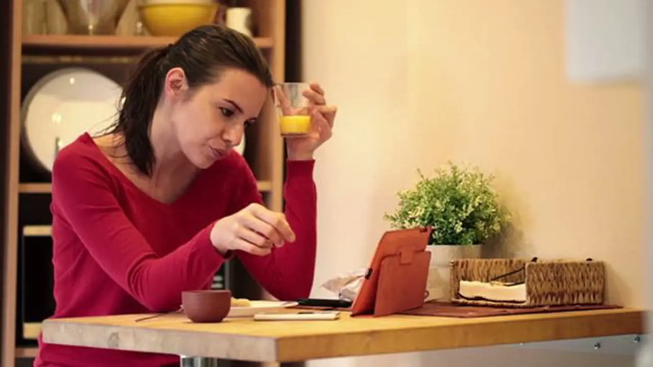 Efek makan sendirian/copyright Shutterstock.com