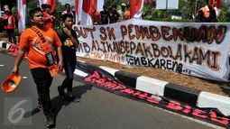 Anak – anak juga tampak ikut meramaikan aksi unjukrasa depan Kantor Kementerian Pemuda dan Olahraga, Jakarta, Selasa (11/8/2015). Jakmania menilai sanksi yang dijatuhkan Kemenpora terhadap PSSI telah merampas hiburan mereka. (Liputan6.com/Johan Tallo)