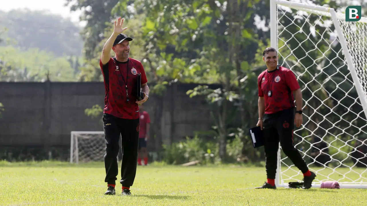 Pelatih Persija Thomas Doll, memimpin sesi latihan di Lapangan Nirwana Park, Bojongsari, Depok, Rabu (25/5/2022). (Bola.com/M Iqbal Ichsan)