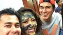Saat suami Nagita Slavina itu memutuskan banting setir jadi presenter, Baim Wong diketahui masih bintangi berbagai judul sinetron. Meski begitu persahabatan mereka tetap terjalin erat bak saudara kandung. (Liputan6.com/IG/@raffinagita1717)