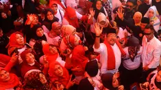 Calon wakil gubernur Jakarta nomor urut 3, Rano Karno “Si Doel” saat melakukan kampanye Pilkada DKI Jakarta 2024 di kawasan Lenteng Agung, Jakarta Selatan, Kamis (26/9/2024). (merdeka.com/Arie Basuki)
