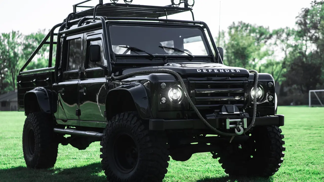 Land Rover Defender James Bond Dilelang, Berminat? (Carscoops)