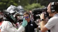 Pebalap Mercedes, Nico Rosberg, berhasil mengalahkan rekan setimnya, Lewis Hamilton, dalam perebutan pole position di GP Brasil.