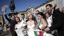 Para suporter wanita terlihat larut dalam perayaan gelar scudetto ke-30 yang berhasil diraih Juventus sepanjang bergulirnya Liga Italia Seri A, (4/5/2014). (AFP/Marco Bertorello)