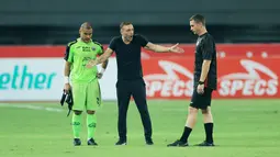 Juru taktik asal Jerman tersebut terang-terangan menunjukan kekecewaan setelah anak asuhnya hanya mampu bermain imbang 1-1 atas Bali United. (Bola.com/M Iqbal Ichsan)