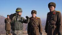 Tentara Korea Selatan memverifikasi penghancuran pos penjaga Korea Utara di Zona Demiliterisasi, Cheorwon, Rabu (12/12). Prajurit Korut dan Korsel untuk pertama kalinya menyebrang ke wilayah masing-masing dengan damai (South Korea Defense Ministry via AP)