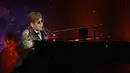 Musikus Elton John tampil bernyanyi sambil bermain piano sebelum mengadakan konferensi pers di New York (24/1). Elton John memutuskan akan menggelar tur perpisahan yang akan dimulai pada September 2018. (Dimitrios Kambouris/Getty Images/AFP)
