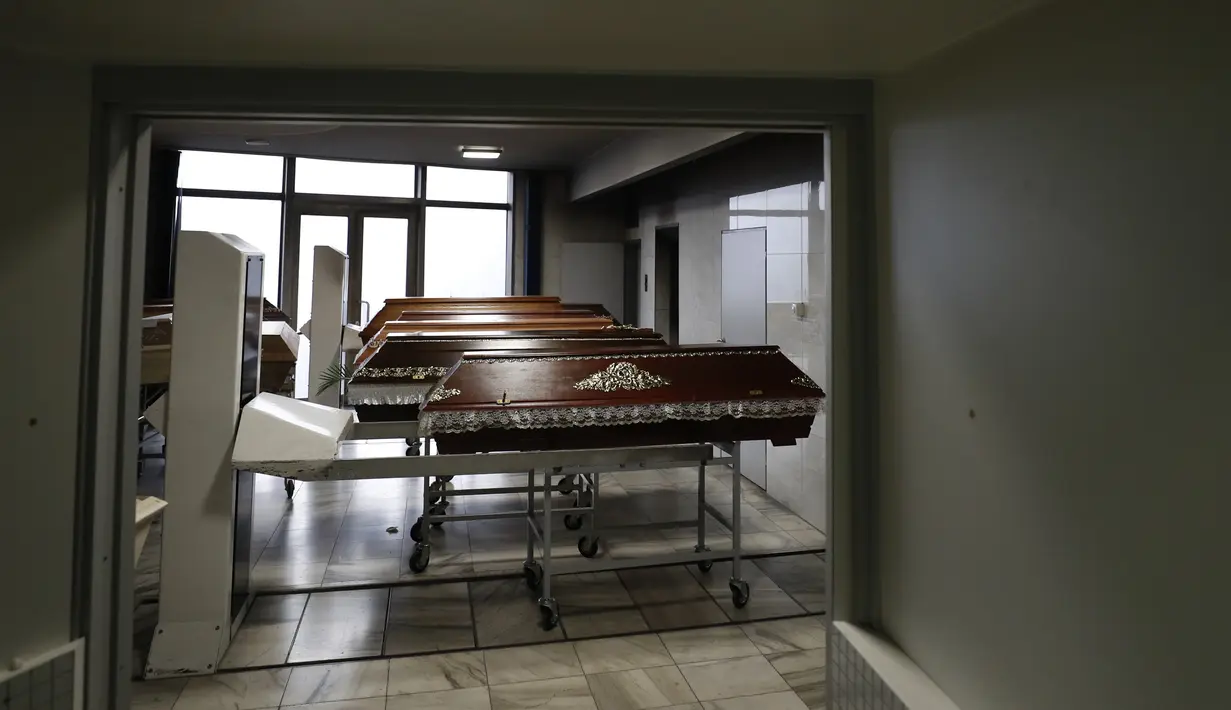 Peti mati dipersiapkan untuk dibakar di krematorium di sebuah krematorium di Ostrava, Republik Ceko pada 7 Januari 2021. Krematorium terbesar di Ceko dan satu-satunya di wilayah itu telah kewalahan dalam mengkremasi jasad-jasad korban COVID-19 yang terus bertambah. (AP Photo/Petr David Josek)