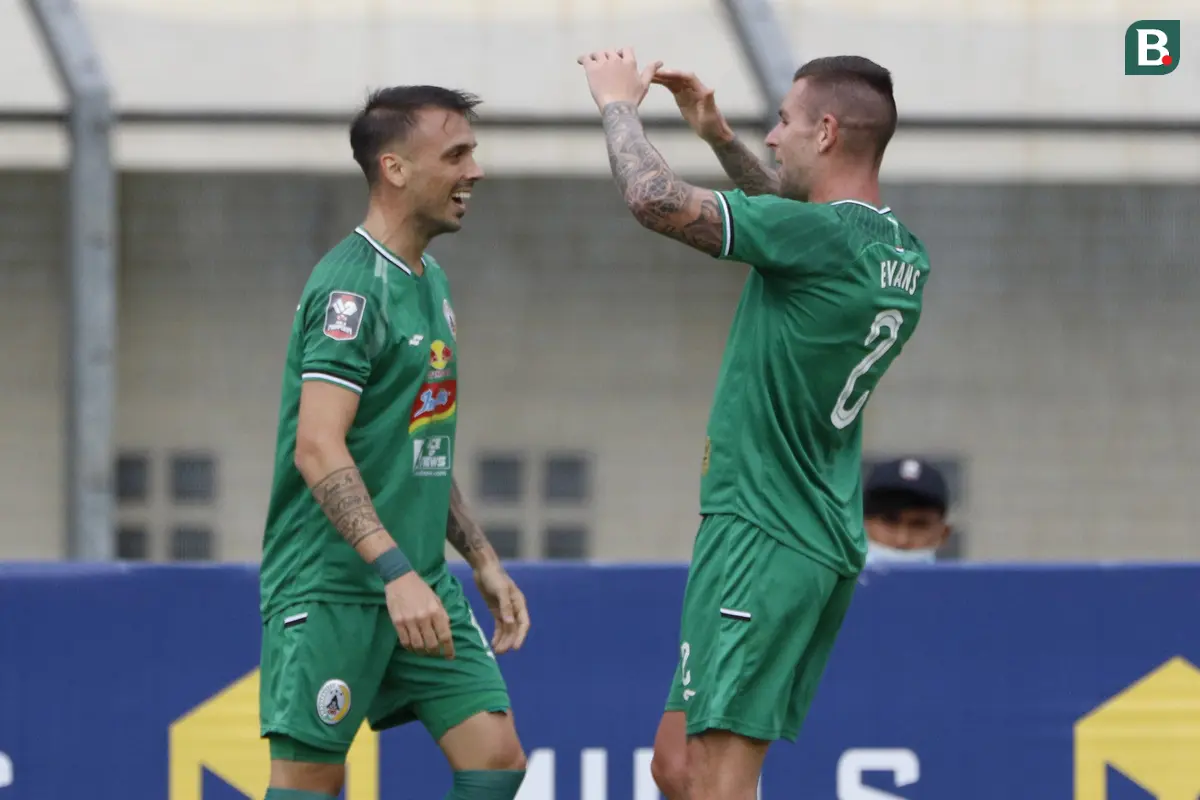 FOTO: Gol Nicolas Velez Sementara Bawa PS Sleman Ungguli Persik Kediri 1-0 - Aaron Michael Evans;  Velez Nicolas Leandro