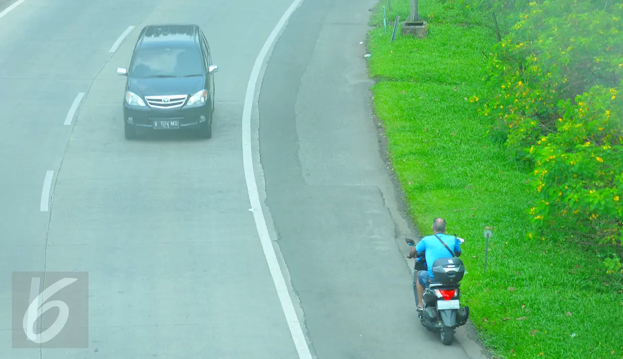 Seorang pengendara motor memasuki Tol Ulujami - Serpong, Tangerang Selatan, Jumat (14/4). Minimnya rambu peringatan dan penjagaan dari petugas, membuat pengendara motor tersebut terjebak masuk ke jalur menuju pintu Tol. (Liputan6.com/Helmi Afandi)