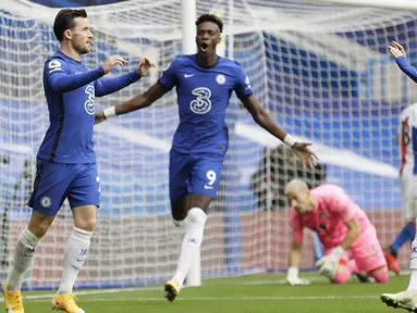Pemain Chelsea merayakan gol yang dicetak  Ben Chilwell ke gawang Crystal Palace pada laga lanjutan Liga Inggris di Stamford Bridge, Sabtu (3/20/2020) malam WIB. Chelsea menang 4-0 atas Crystal Palace. (AFP/Kirsty Wigglesworth/pool)