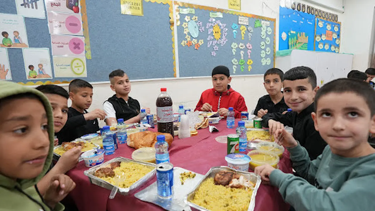 Anak-anak Palestina, di kamp-kamp pengungsian di Yordania, serta di berbagai kota termasuk Gaza, Khan Younis, Kota Tua Al-Quds, menerima manfaat bantuan Kasih Palestina. (Liputan6.com)