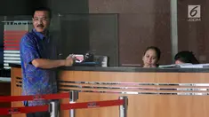 Mantan Mendagri, Gamawan Fauzi melakukan registrasi untuk pemeriksaan di Gedung KPK, Jakarta, Kamis (3/5). Gamawan diperiksa terkait kasus dugaan korupsi pembangunan Gedung lPDN di Kabupaten Agam, Sumatera Barat, tahun 2011. (Merdeka.com/Dwi Narwoko)