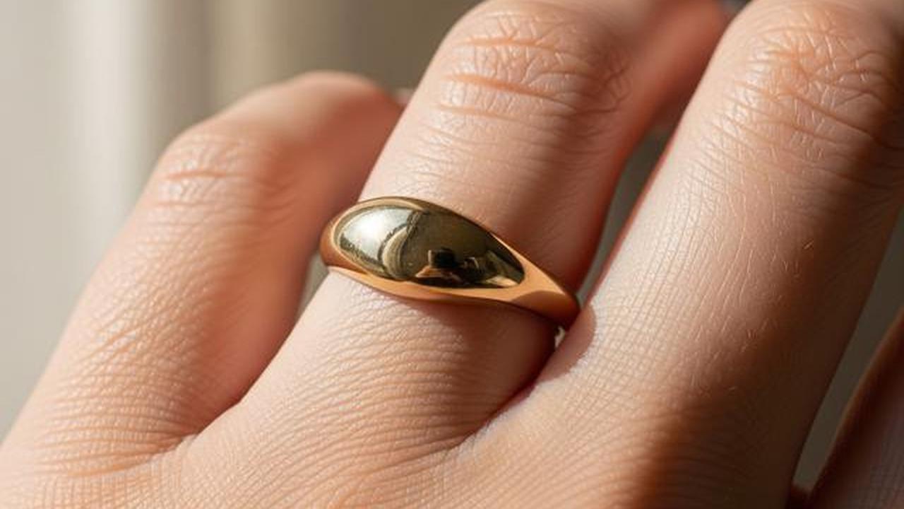 7 Model Cincin Emas yang Cocok untuk Tangan Gemuk, Bikin Jari Terlihat Proporsional