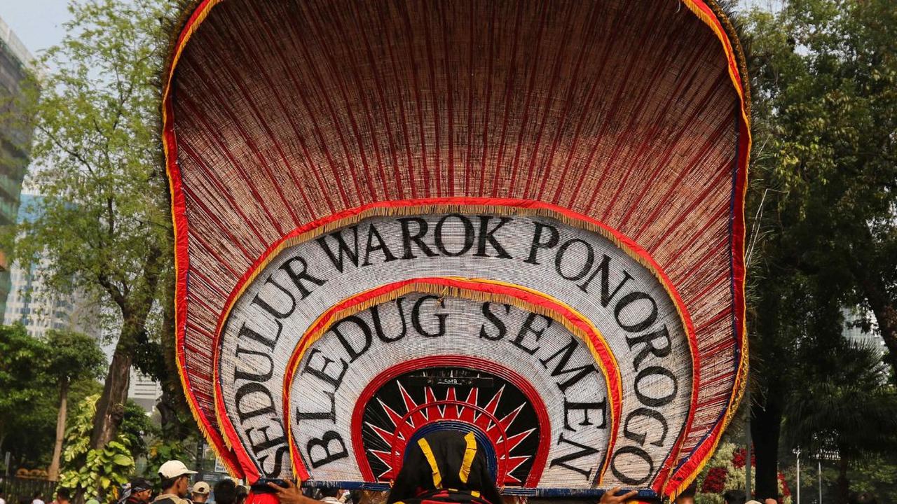 Kemeriahan  pawai budaya saat seniman menampilkan tarian tradisional Reog Ponorogo di kawasan Patung Kuda, Jakarta, Minggu (27/8/2023).