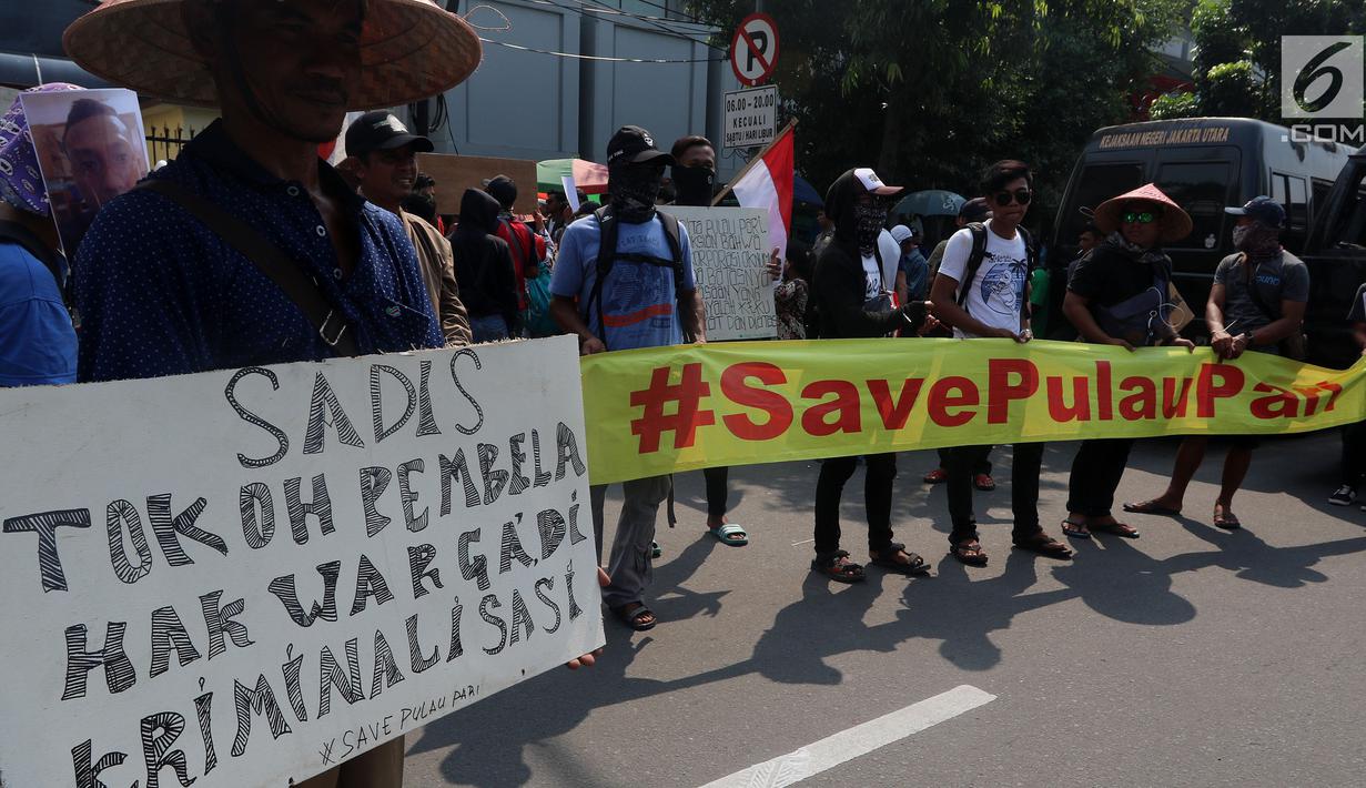Warga Pulau Pari membentangkan spanduk saat melakukan aksi unjuk rasa di depan Pengadilan Negeri Jakarta Utara, Selasa (8/5). Dalam aksinya mereka menuntut dihentikannya Kriminalisasi terhadap nelayan. (Liputan6.com/Johan Tallo)