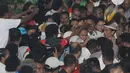 Jokowi yang mengenakan topi mahkota khas Papua disambut ratusan warga di Gedung Olahraga Waringin, Jayapura, Kamis (5/6/14). (Liputan6.com/Herman Zakharia)
