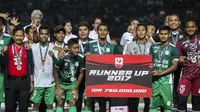 Para pemain dan official PSMS saat menerima gelar juara kedua Liga 2 di Stadion GBLA, Bandung, Selasa (28/11/2017). PSMS kalah dari Persebaya 2-3 pada partai final. (Bola.com/Vitalis Yogi Trisna)