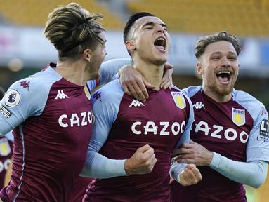 Pemain Aston Villa, Anwar El Ghazi, melakukan selebrasi usai mencetak gol ke gawang Wolverhampton Wanderers pada laga Liga Inggris di Stadion Molineux, Minggu (13/12/2020). Aston Villa menang dengan skor 0-1. (Tim Keeton/Pool/AFP)