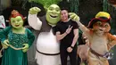 Keseruan Demian Aditya dengan tokoh kartun Disney dengan warna hijau yang khas, Shrek yang sangat lucu. (Aldivano/Bintang.com)