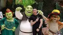 Keseruan Demian Aditya dengan tokoh kartun Disney dengan warna hijau yang khas, Shrek yang sangat lucu. (Aldivano/Bintang.com)