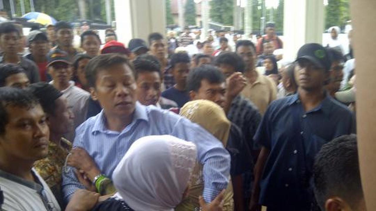 Ratusan warga ricuh saat sidang kasus pemotongan 2 bambu