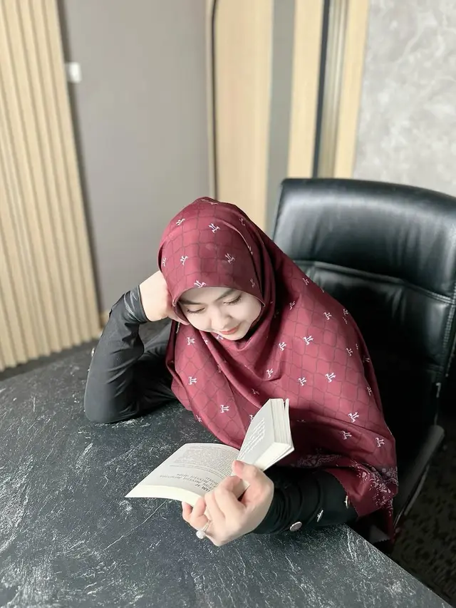 Shindy Putri Lulus Sidang S2 MARS